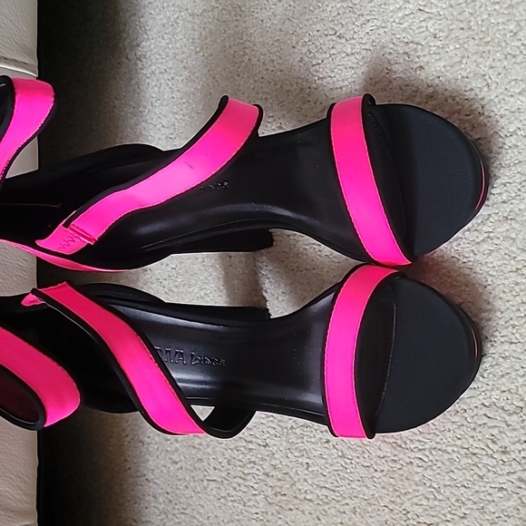 Shoes - Picture 2 of 4